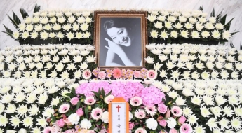 문체부, 故윤석화 문화훈장 추서 추진…