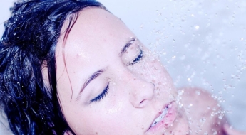 "당장 그만하세요" 의사들 경고…양치질 후 샤워기로 입 헹구면 '감염 위험'