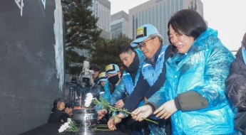 제주항공 참사 1주기 빗속 추모...