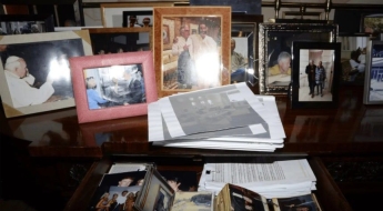 美법무부, '엡스타인 파일' 공개 하루 만에 트럼프 사진 등 일부 삭제