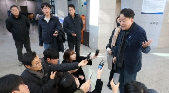 '돈봉투 수수 의혹' 김영환 충북지사, 경찰과 치열한 공방