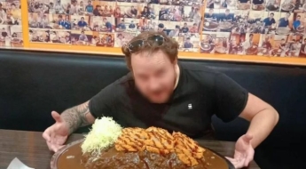 8㎏ 카레 도전 성공한 남성, 주머니에 자꾸 뭘 넣었나 봤더니