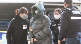 황하나, 꽁꽁 싸맨 '명품 구속 패션' 화제…얼마길래