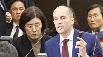 동문서답·통역기 거부…로저스 쿠팡 대표 