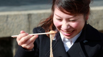 라면은 후루룩, 화장품은 쓸어담기…외국인 일상 된 이곳