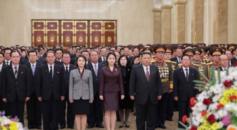 김주애, 김일성-김정일 묘소 첫 참배…‘정중앙’ 위치 주목