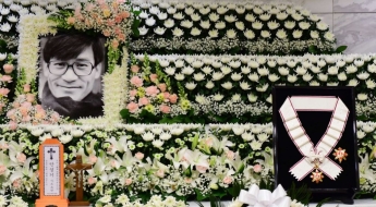 최휘영 문체부 장관, 안성기 빈소 찾아 금관문화훈장 전수