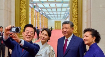 샤오미폰으로 시진핑과 '셀카' 찍은 李대통령 