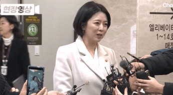 흰 옷 입고 웃기까지?…故 안성기 조문 배현진 '구설수'