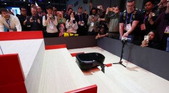 다리 달고 '빙그르르', 계단도 넘었다…"이게 다 되네" 中로봇청소기에 '깜짝'[CES 2026]