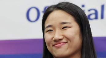 안세영, '난적' 천위페이에 기권승…결승전 직행