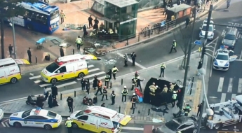 서울 서대문역 인근 건물로 버스 돌진…13명 부상