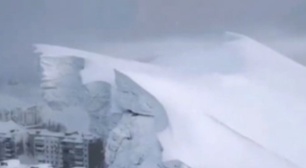 아파트 삼킨 폭설에 '비상사태' 선포까지…도시 마비된 '이 나라'