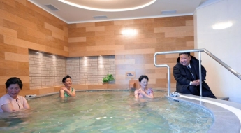 코트 입고 여탕까지 들어간 김정은…