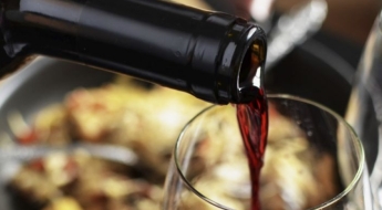 와인 마시면 목 '따끔', 별일 아닌 줄 알았는데…20대 여성 혈액암 진단