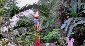 신성한 곳에서 부적절한 행동을…도 넘은 관광객 경고한 태국 사찰 