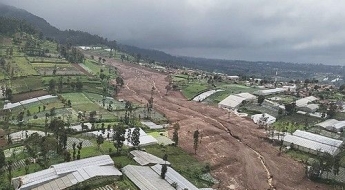폭우에 무너진 인니 자바…산사태로 8명 숨지고 82명 행방불명