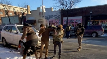 트럼프, SNS에 '미네소타 총격사망자' 총기 사진 올리더니 한 말