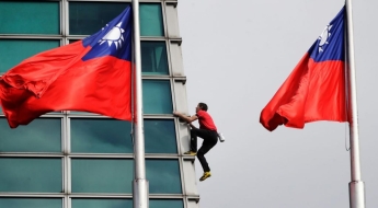 직접 보려는 사람들 '바글바글'…넷플릭스 생중계된 '맨몸 빌딩 오르기'