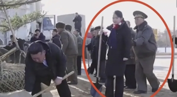 백두혈통에 손을 댔다고?…김정은 딸 건드리는 장면, 그대로 방송