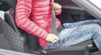 "패딩 입고 운전하지 마" 경고한 자동차 전문가…독일 실험결과 보니