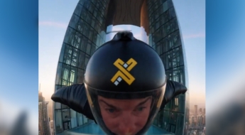 시속 200㎞로 마천루에 난 구멍 통과…윙슈트 선수들 아찔한 곡예비행