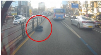 "싫어 나 잘거야"…종로 대로 한복판에 누워서 '쿨쿨' 잠든 남성