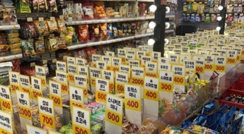 "밀수품이라고?" 저렴해서 즐겨 먹었는데…세계과자할인점 12곳 '세관 적발' 