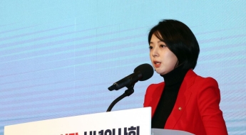 배현진, '아이 사진' 삭제 안 하고 버티더니… 결국 삭제