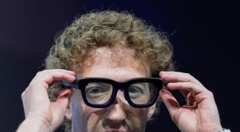 안경 쓴 남자와 대화했는데 연락처에 직장까지 '탈탈'…스마트 안경 몰카 기승