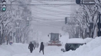 "절대 가지마세요, 제설 중 사망까지"…'183㎝' 성인 남성 키만큼 눈 내린 日 도시