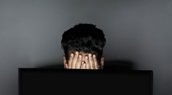 숨 끊어졌지만, 업무는 계속됐다…사망 8시간 후 '띵동' 또 업무 메시지