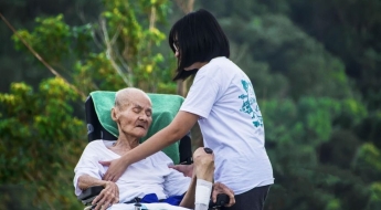 102세 노인과 몰래 혼인신고한 간병인…90억대 재산 노렸나