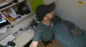 "이게 방이냐" 월 37만원 고시원에 외국인 '충격'…韓누리꾼은 "가성비 최고" 의외 반응