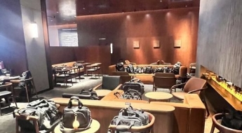 스타벅스가 신입 승무원 짐보관소 됐다…"치워 달라"하자 적반하장