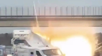 영화 한 장면인 줄…소총 괴한들, 폭탄으로 현금 수송 차량 '쾅', 伊고속도로 습격사건