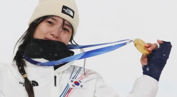 부상 당한 최가온 손 잡아줬다…'금빛 기적' 뒤엔 신동빈 '뚝심 지원' 있었다