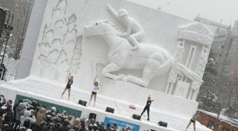 영하 추위 속 '수영복'만 입고 공연한 女 아이돌…보는 이들마저 '아찔'