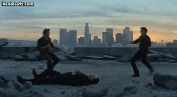 브래드 피트와 '몸싸움' 톰 크루즈…할리우드 충격에 빠뜨린 '영상'