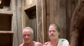 "72세인데 몸이 이렇게 좋다고?" 웃통 벗고 냉수목욕한 美보건장관