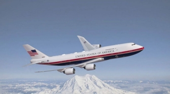 에어포스원도 트럼프 취향대로 꾸민다…황금·성조기 빛깔로 도색