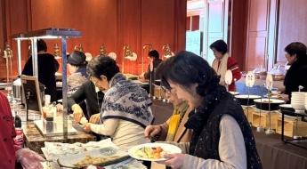 경로당 대신 호텔 뷔페 GOGO!…'할줌마 런치' 전성시대