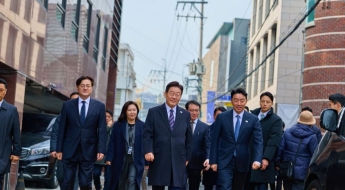 [단독]靑 업무량 역대 최고 수준…1인당 초과근무 月62시간