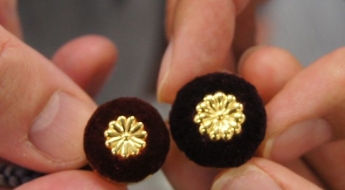 금값 고공행진에 '상징'도 바뀐다…日의회 금배지 축소 움직임