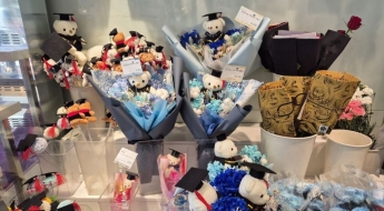 "아가씨, 풍성하게 하려면 10만원이야"…졸업 시즌 꽃값 13% 더 뛰었다