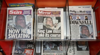 왕자 칭호 뺏긴 英 앤드루, 왕위 계승 서열서도 제외되나