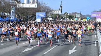 마라톤 교통통제에 뇌진탕 어린이 '발동동'…경찰 도움으로 병원 이송