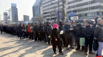 노인빈곤율 줄었다는데…'새벽 밥줄' 여전한 이유