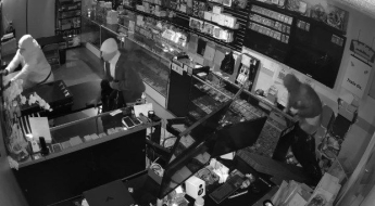 귀금속 눈길도 안준 도둑들 '이것' 싹쓸이한 이유 있었네…한 장 200억에 팔리기도