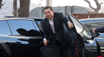 경찰, 김병기 연이틀 소환…공천헌금 등 13개 의혹